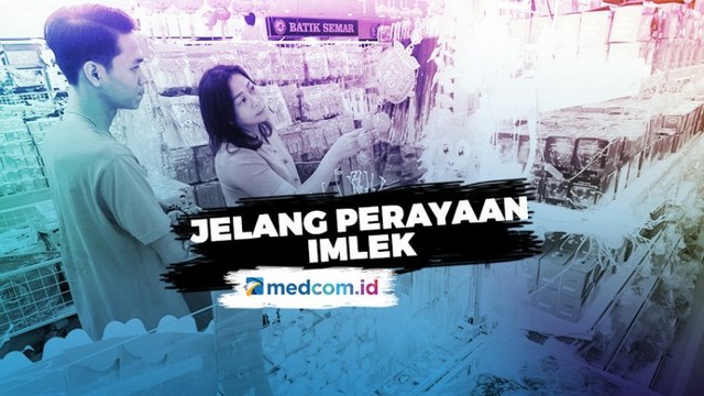 Warga Serbu Pernak-Pernik Jelang Perayaan Imlek