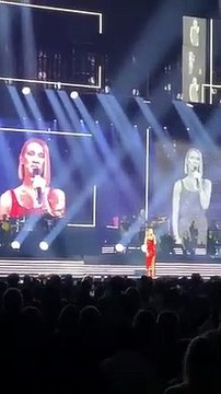 Malgré la mort de sa maman hier, Céline Dion est montée sur scène hier soir à Miami pour lui rendre un hommage bouleversant sur scène