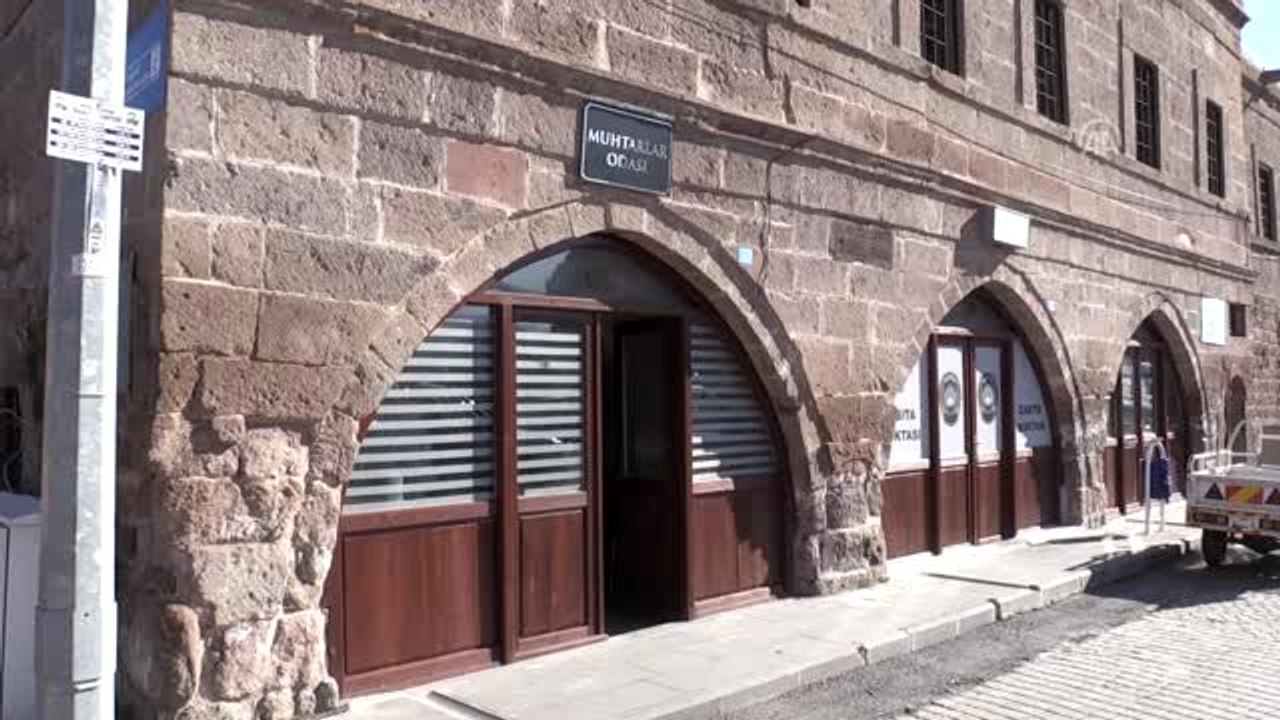 Küçükken "bir çikolata alamayan" muhtar Umut, mahallesine "umut" oldu