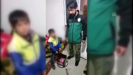 Soğuk taş duvarları sıcacık yuvaya dönüştürüyorlar