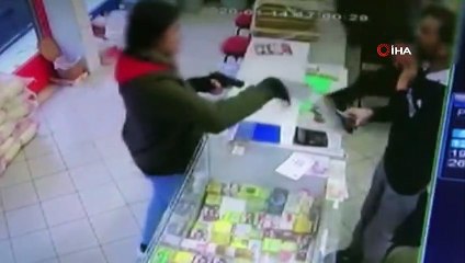 Bahçelievler'de silahlı gasp kamerada