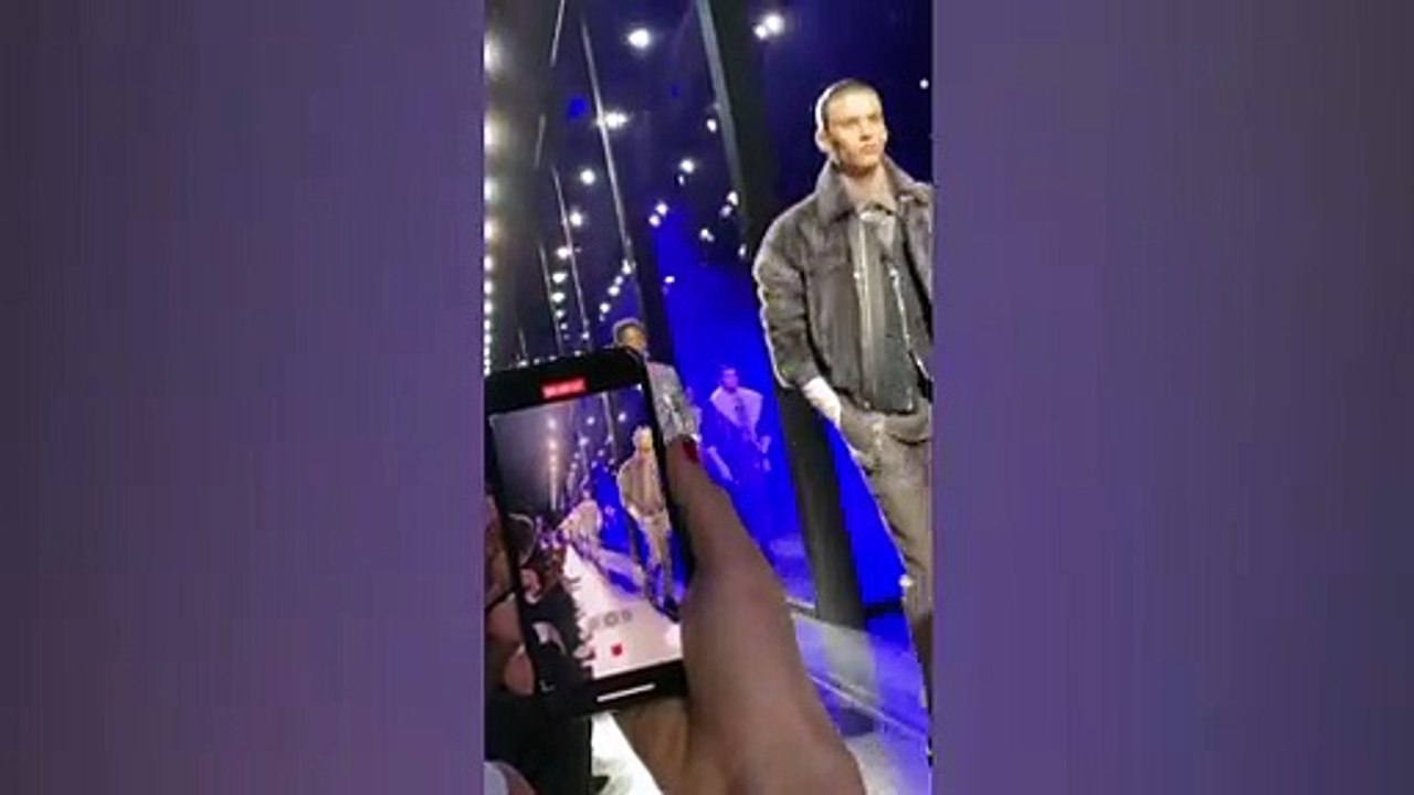 بيكهام وفيكتوريا وابنهما يستمتعون بحضور عرض أزي...