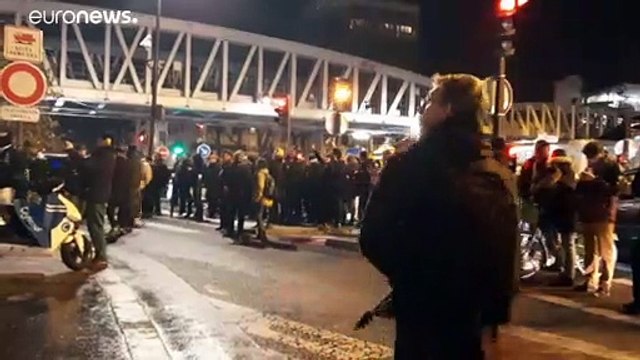 El presidente francés es perseguido por los huelguistas tras acudir a una función de teatro en París