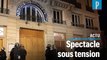 Manifestation anti-Macron devant un théâtre parisien