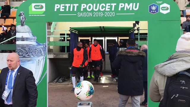 Football (Coupe de France) : le soleil fait son apparition au moment de l'entrée des joueurs de la JS Saint-Pierroise sur la pelouse d'Epinal pour l'échauffement