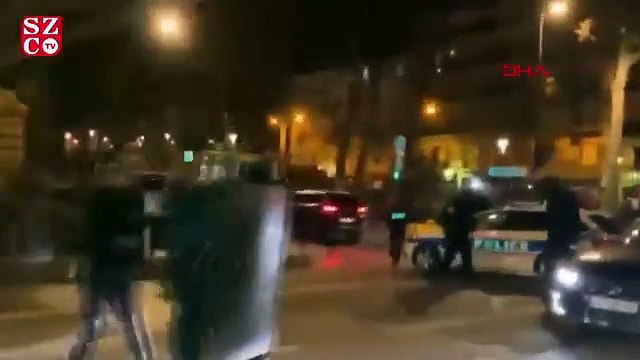 Macron tiyatrodayken protestocular binayı sardı