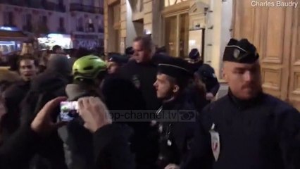 Dalin pamjet/ Protestuesit tentojnë të qëllojnë Macron-in dhe të shoqen në teatër