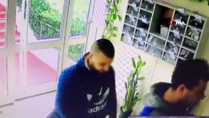 Cinayetten sonra ayakkabılarını bile giymeden kaçan zanlı kamerada