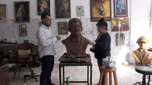 Sonsuz Şükran Köyü nde sergilenmek üzere Müslüm Gürses'in büstünü yapıyorlar