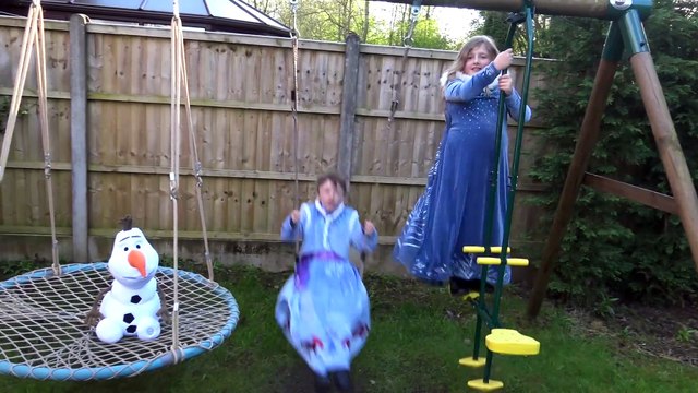 Sophia e Isabella Brincando de Frozen Elsa e Anna Brinquedos Mágicos !