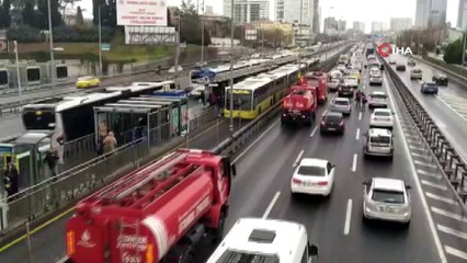 Şişli'de seyir halindeki metrobüsün motor kısmında yanma meydana geldi