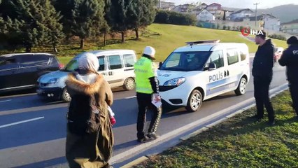 Kamyonet yoldan çıkıp su kanalına devrildi