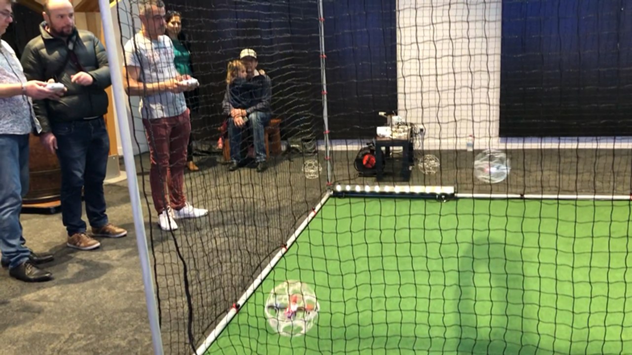 Un air d’Harry Potter dans les airs du Leclerc de Vannes avec le drone soccer