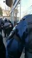 Manifestation à Paris: La vidéo d'un policier frappant un homme immobilisé et en sang à terre fait scandale, cet après-midi, sur les réseaux sociaux