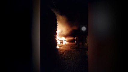 Une voiture en flammes à Taintrux
