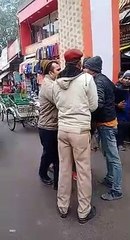 उन्नाव में सिपाही ने बाइक सवार को गिराया, गुस्साए लोगों ने जमकर पीटा