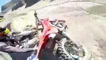 Un motard frôle le drame sur une crête de montagne... Chanceux