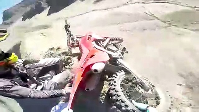 Un motard frôle le drame sur une crête de montagne... Chanceux