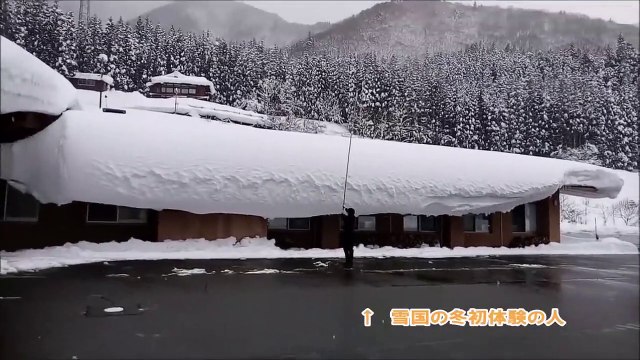 Faire tomber des tonnes de neige d'un coup de bâton sur le toit au Japon... Tellement amusant