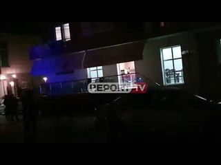 Report TV -Qëllohet me kallashnikov brenda në lokal, dy të plagosur në Vlorë, njëri rëndë