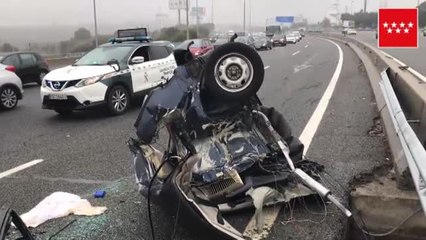 Un coche se parte por la mitad en la A6 tras chocar su conductor contra un pilar de señalización