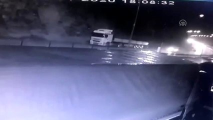 Tır dorsesine çarpan kamyonetin sürücüsü öldü eşi yaralandı