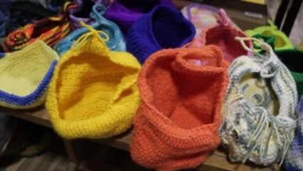 Bomberos bolivianos tejen "niditos" para crías de koalas y canguros de Australia