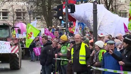 "Politische" Grüne Woche - Bauern und Kundschaft auf der Straße