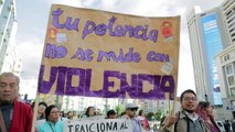 Hombres pelan papas en Bolivia, en campaña contra la violencia machista