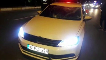 Karayolunda yolun karşısına geçerken otomobil çarptı