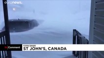عاصفة ثلجية تغطى المنازل والسيارات بكندا