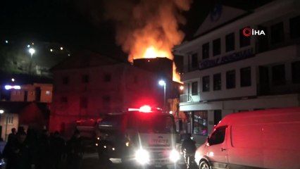 3 katlı metruk bina alevlere teslim oldu