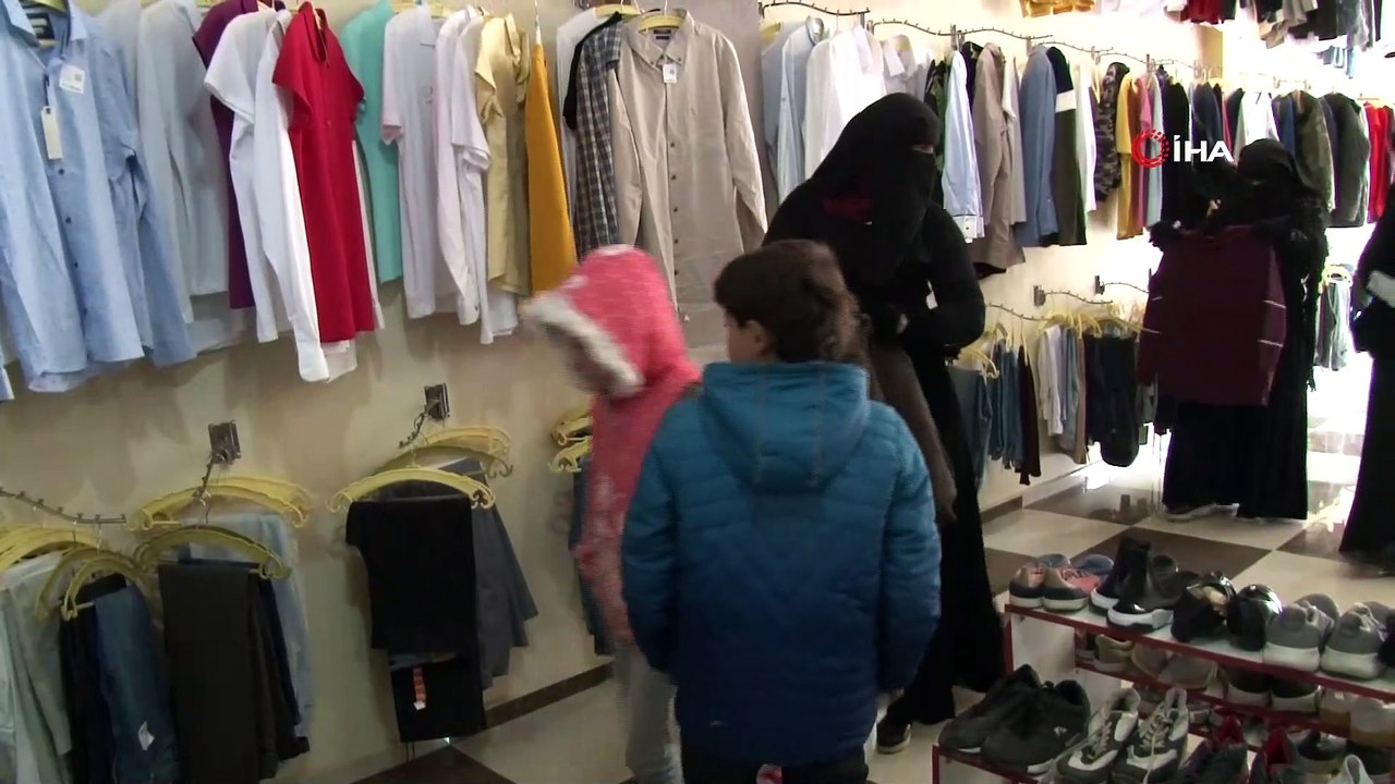 - Güvenli bölgelere göç eden sivillere ‘Sevgi Butik’ desteği- Kızılay ekipleri çadır, erzak, ısınma ve hijyen malzemesi yardımlarının yanı sıra ‘Sevgi Butik’ mağazalarıyla da göç eden Suriyelilerin yaralarını sarıyor