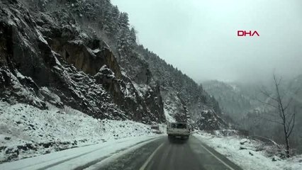 Bayburt dünyanın en tehlikeli yolunu geçip, 3 kişinin yaşadığı köydeki arızayı giderdiler