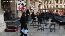 شاهد: موسيقيو أوبرا باريس يحتجون ضد إصلاح نظام التقاعد بالغناء في الهواء الطلق