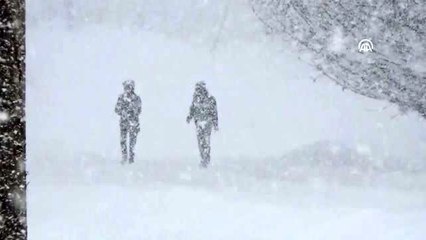 Köy yolunda mahsur kalanlar kurtarıldı