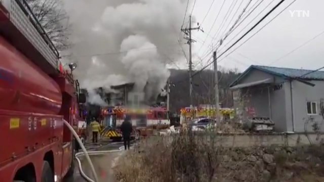 경기 남양주 의류 원단 창고 화재...2층 건물 전소 / YTN