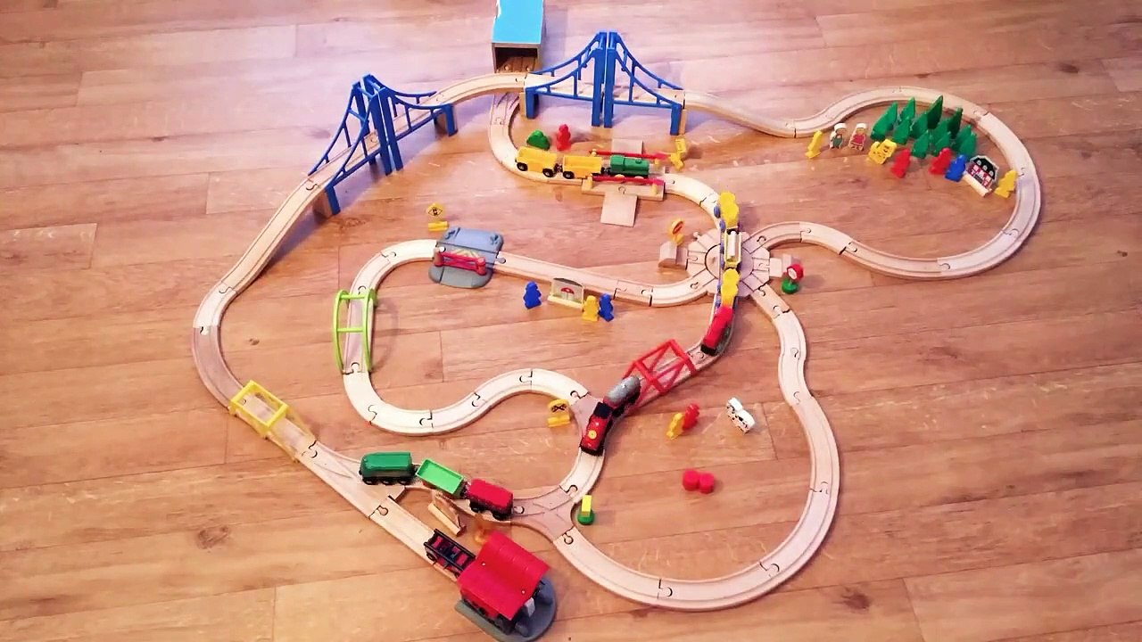 Train en bois Brio et voitures Hot Wheels [film danimation] Hot Wheels