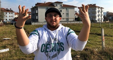 Parmaklarını ilginç şekillere sokan genç,  görenleri şaşkına çeviriyor