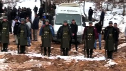 Şehit cenazesinde bir grup genç, üşümesinler diye montlarını askerlere giydirdi