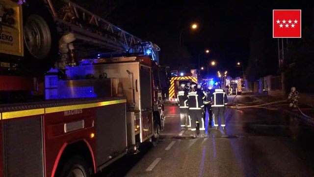 Bomberos controlan un incendio en una nave industrial de Leganés