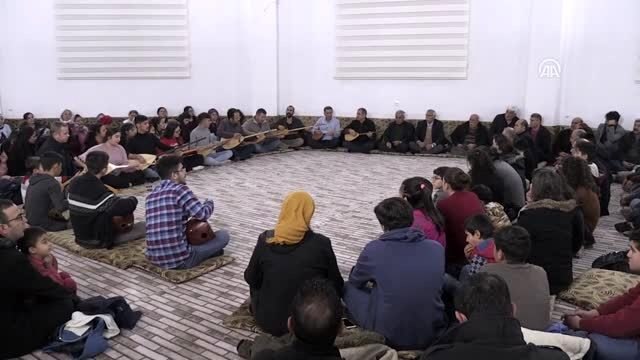 TÜRKİYE'NİN YAŞAYAN İNSAN HAZİNELERİ - Dertli Divani hazinesi ni gençlerle paylaşıyor