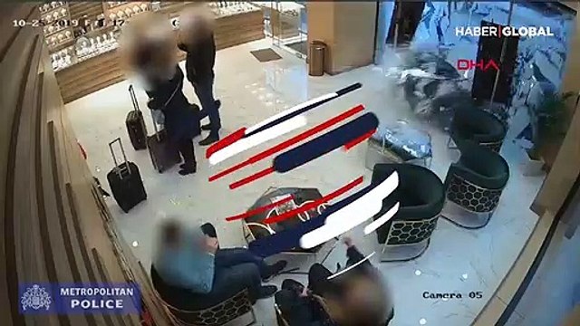 Mücevher dükkanına ciple dalarak soydular