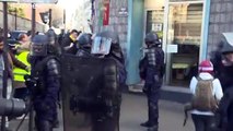 شاهد: فيديو جديد لتعنيف الشرطة الفرنسية لمتظاهرين يربك حكومة فيليب