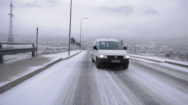 Reshje dëbore dhe ngrica/ Bulqizë, probleme në qarkullimin. Disa fshatra pa energji