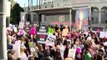 Több ezren tüntettek a nők jogaiért a Nők menetén Amerikában