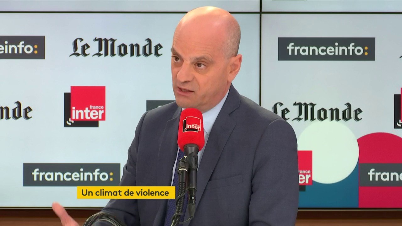 Jean-Michel Blanquer, ministre de l'Éducation nationale : "Brûler un livre, ça fait mal, par l'acte en lui-même et par ce qu'il signifie sur le plan historique. Si cette personne est un professeur, elle n'est pas digne d'exercer ce métier."
