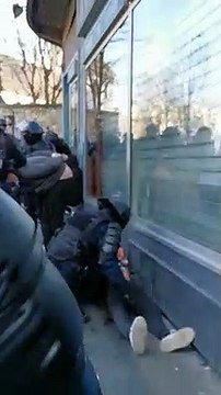 Un manifestant frappé au sol par un policier (Gilets jaunes #62)