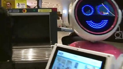 AVM'deki robot güvenlik personeli ilgi odağı