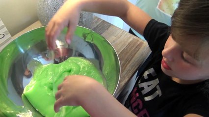 Sophia, Isabella e  Alice   - Brincando com Grande  Bolha de SLIME